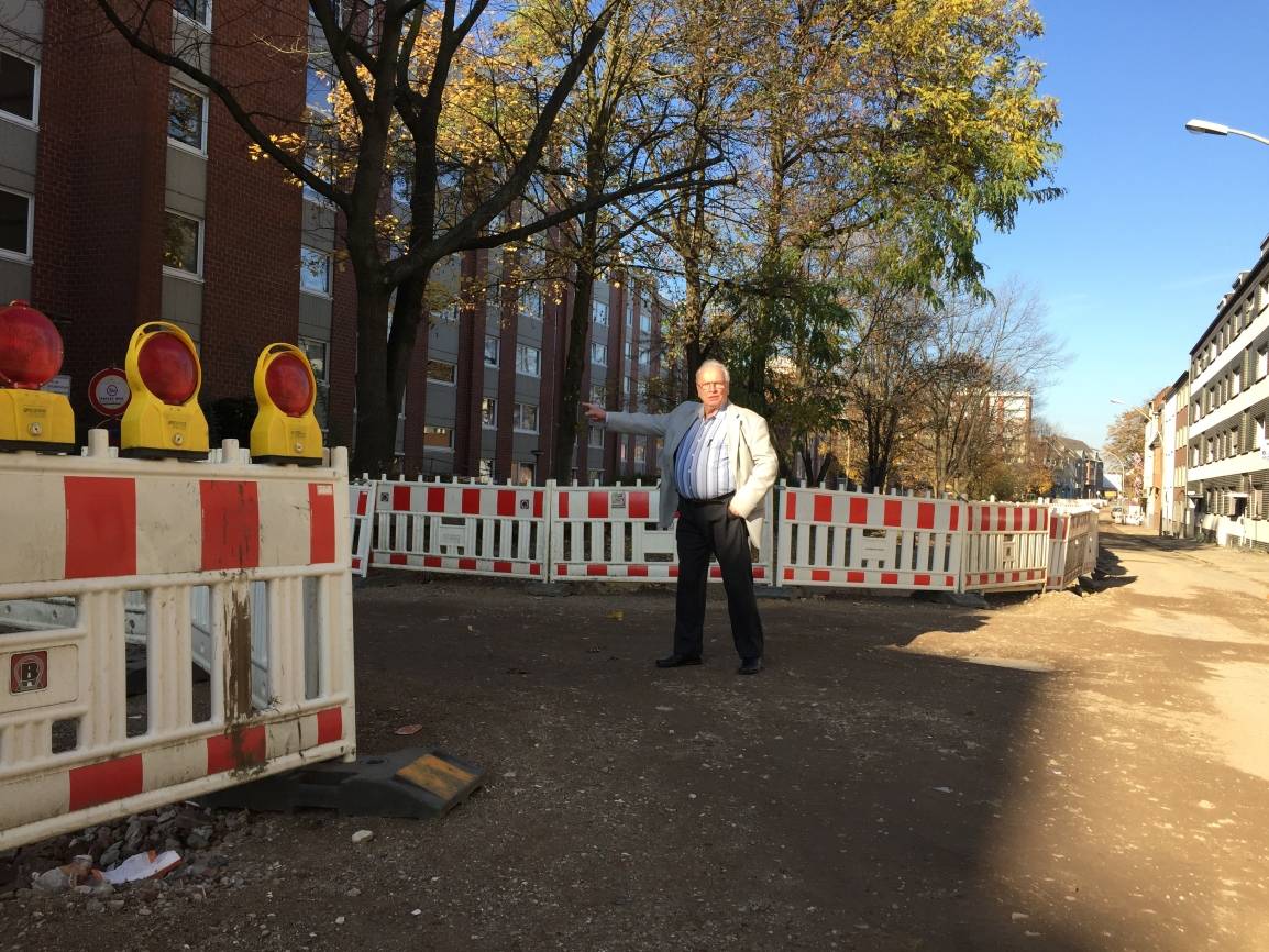 Die Burggrafenpiste, äh, Straße. Wann passiert hier endlich was?, fragt sich nicht nur Hans Dieter van den Höfel.