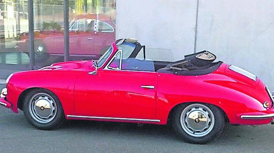Dieses rote Porsche-Cabriolet wurde am Freitagabend auf der Watelerstraße gestohlen.