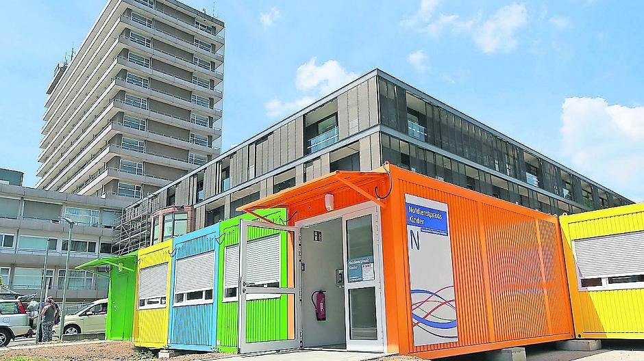  Freuen sich über die neuen Räumlichkeiten (v. l.): Oberbürgermeister Hans Wilhelm Reiners, Kinderarzt Dr. med. Jörg Hornivius und Prof. Dr. med. Wolfgang Kölfen, Leiter der Kinderklinik. 