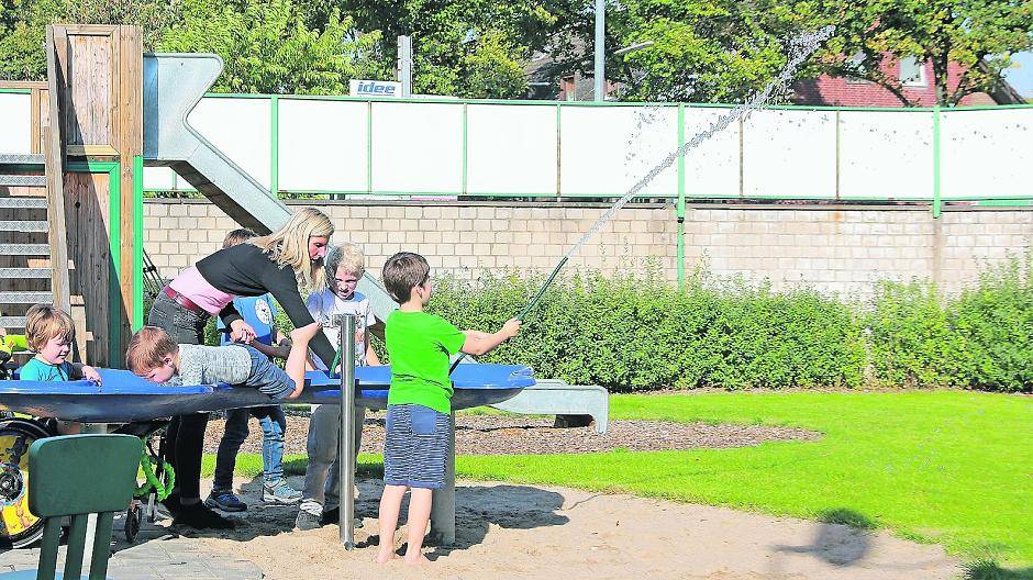  Zusammen spielen macht stark. Gartenpatin Verena Schröter und die Achtsam-Kids. 
