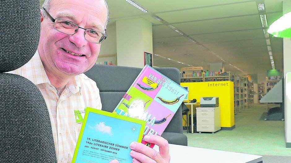 Arno von Rijn mit dem prallen Programmheft und dem Buch des Bestsellerautors van der Kwast (kl. Bild unten) in der Stadtbibliothek Rheydt.