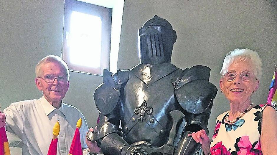 Werner und Henny Scholz hoch oben in ihrem Burgturm, dem Sitz des Odenkirchener Heimatvereins.
