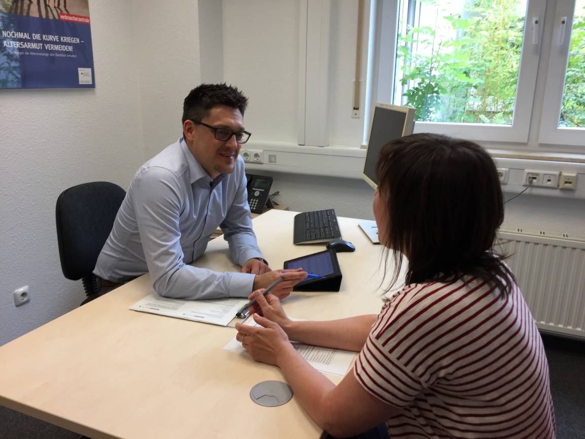Sebastian Dreyer, Leiter der Beratungsstelle Mönchengladbach, im Beratungsgespräch. Allein 2017 suchten 8 354 Verbraucher Rat in der Gladbacher Verbraucherzentrale.