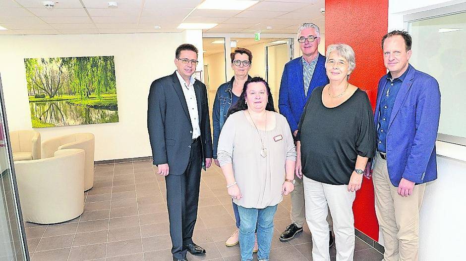  Hell, freundlich und einladend präsentiert sich der neue Eingangsbereich der umgestalteten Kurzzeitpflege des Caritasverbandes in Holt. V.l.: Caritas-Geschäftsführer Frank Polixa, Manuela Jansen (Bereichsleiterin), Margrit Mixdorf (Pflegedienstleiterin Kurzzeitpflege), Gregor Rütters (Architekt), Sabine Ritter (Leiterin Caritaszentrum Holt) und André Grosch. 
