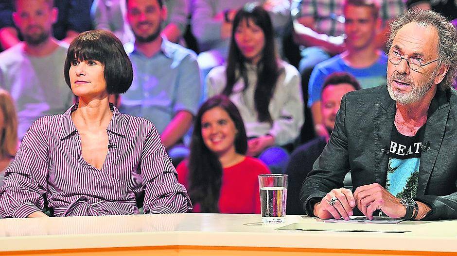  Eben noch im Verlag, dann im Fernsehen — Extra-Tipp-Redakteurin Petra Käding mit Hugo Egon Balder und einer echten Fachfrage für das Genial-daneben-Rateteam um Hella von Sinnen: „Was ist ein Redaktionsschwanz?“ 