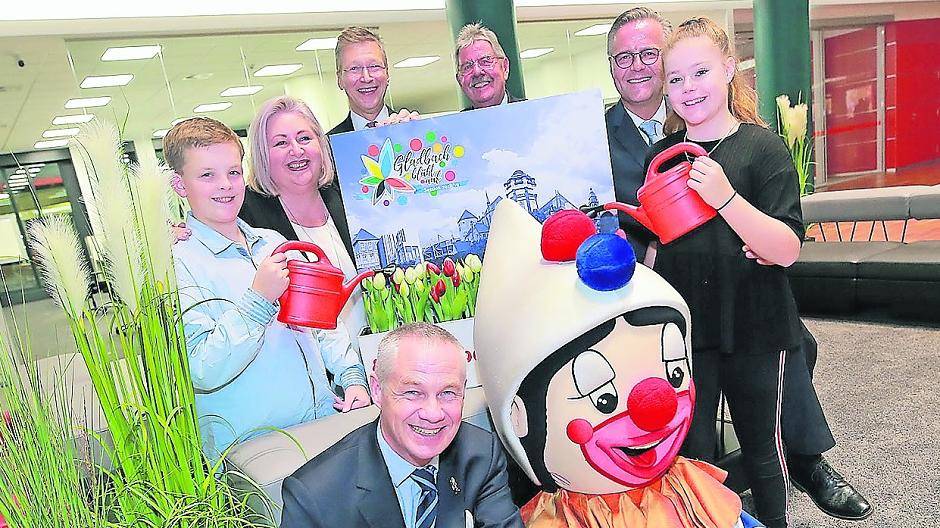 Das neue Prinzenpaar Prinz Dirk I. und Prinzessin Niersia Martina (Weise) sowie das künftige Kinderprinzenpaar Prinz Lukas II. (Leuer) und Prinzessin Lara I. (Gauls) lassen Blumen blühen. Gemeinsam mit dem MKV-Vorsitzenden Gert Kartheuser (hinten, 4.v.l.), seinem Stellvertreter Dr. Markus Hardenack (vorne, l.) Sparkassendirektor Hartmut Wnuck (hinten, 3.v.l.) und dem MKV-Maskottchen Bernie freuen sie sich auf die neue Session.