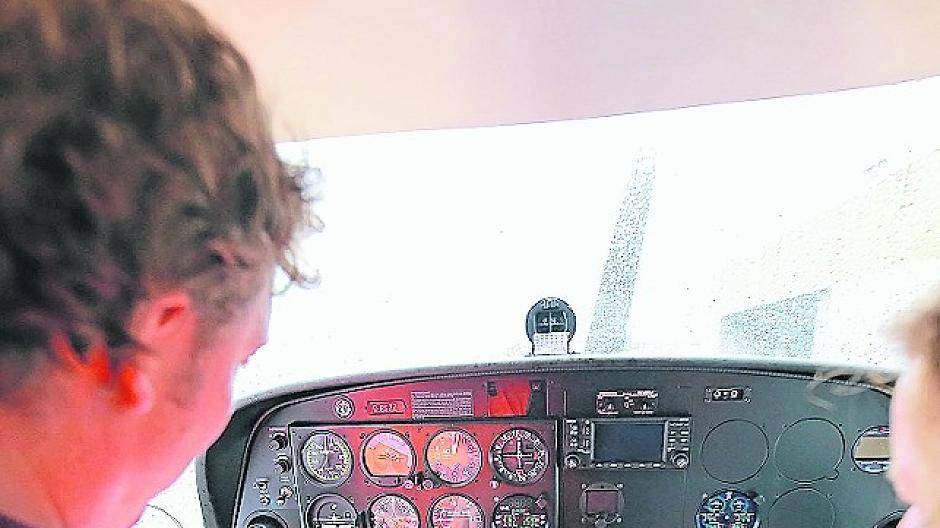 Vor dem Flug checkt Pilot Tobias Kraft nochmal alles durch.