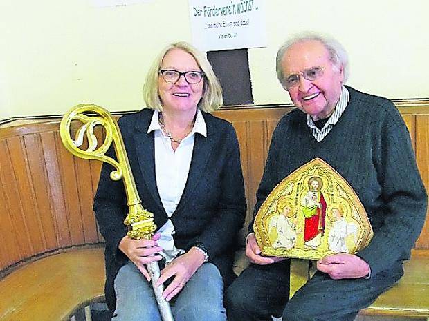 Bischofsstab und Mitra halten Schulleiterin Ursula Stegemann-Hirsch und „Nikolaus“ Hubert Schüler schon mal fest in den Händen. Am 6. Dezember besucht dann der Nikolaus zum 40. Mal im historischen Ornat die Grundschule an der Waisenhausstraße.