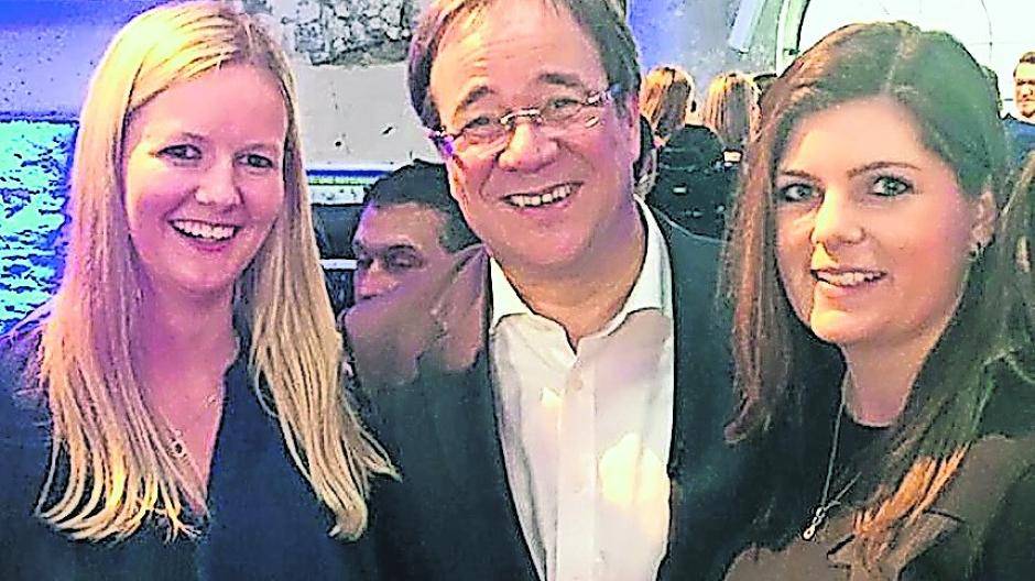  Vanessa Odermann und Dominique Bielen (r.) mit Ministerpräsident Armin Laschet. 