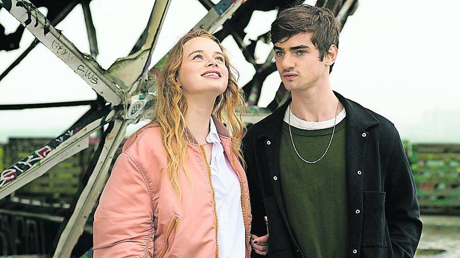  Cyril (Aaron Hilmer) ist unglücklich verliebt in Roxy (Luna Wedler). 