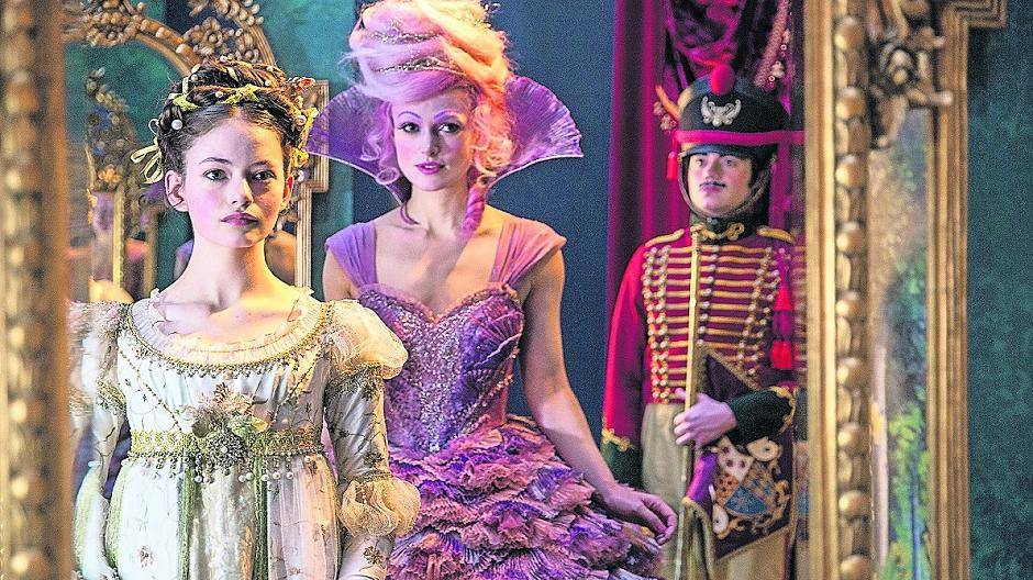  Clara (Mackenzie Foy, links) trifft die Zuckerfee (Keira Knightley).  
