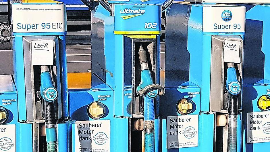 Diese Woche war an einigen Tankstellen auch in Mönchengladbach die Benzinknappheit schon zu spüren, wie hier an der Aral-Tankstelle in Lürrip, wo es am Dienstagmorgen kein Super und kein Super E 10 - und später gar nichts mehr - gab. Auch an der freien Total-Tankstelle B57, Aachener Straße, war am Donnerstag Super und Diesel aus.