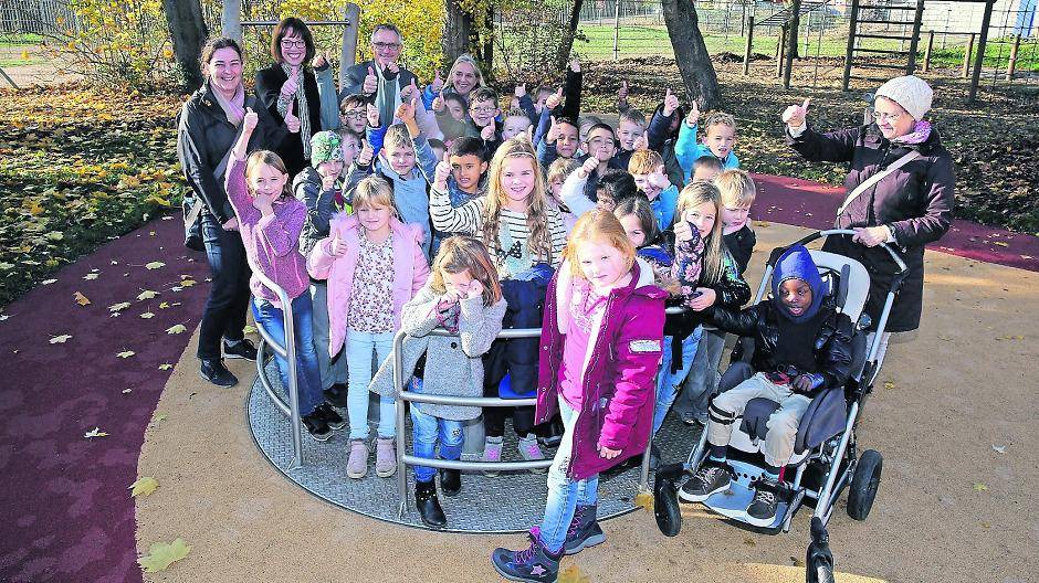  Das neue Außengelände der Katholischen Grundschule Holt ist fertig. Jetzt können hier auch Kinder mit körperlich-motorischen Einschränkungen spielen. 