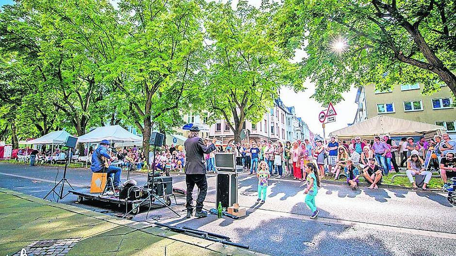 Draußen sein bei schönem Wetter und dabei Musik und das Treiben an den Ständen der Aussteller genießen — das können Besucher beim EineStadt-Fest.