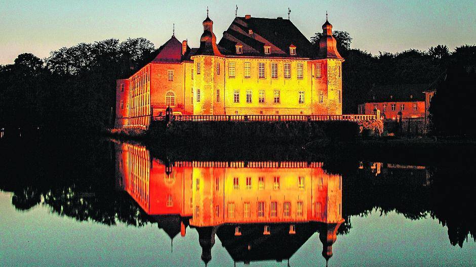 Das festlich beleuchtete Wasserschloss ist die perfekte Kulisse für die Schlossweihnacht Schloss Dyck, die an allen Adventwochenenden stattfindet.