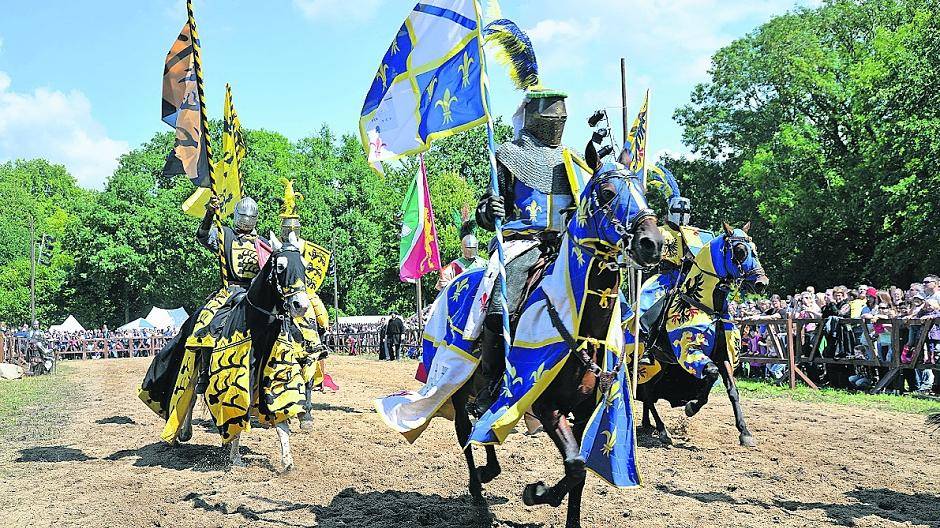 Mittelalterliche Unterhaltung der Extraklasse gibt es heute im Schloss Rheydt.