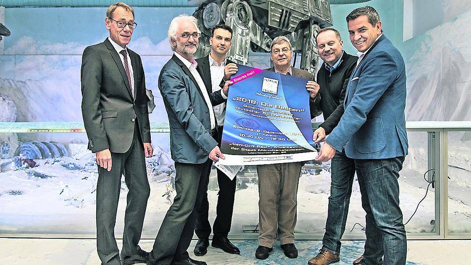 Laden am 2. Dezember zum Filmfestival „2018: Die Besten“ ein (v.l.): Bernd Ormanns (Stadtsparkasse Mönchengladbach), Christian Malescov (Leiter der Musikschule der Stadt), Tafil Pufja (NEW AG), Gerhard Comelli (Ehrenvorsitzender Filmklub „Objektiv“ und Organisator), Thomas Manglitz (Leiter der Filmfigurenausstellung und Mitglied des Filmklubs) und Andreas Roth (PK Office GmbH).