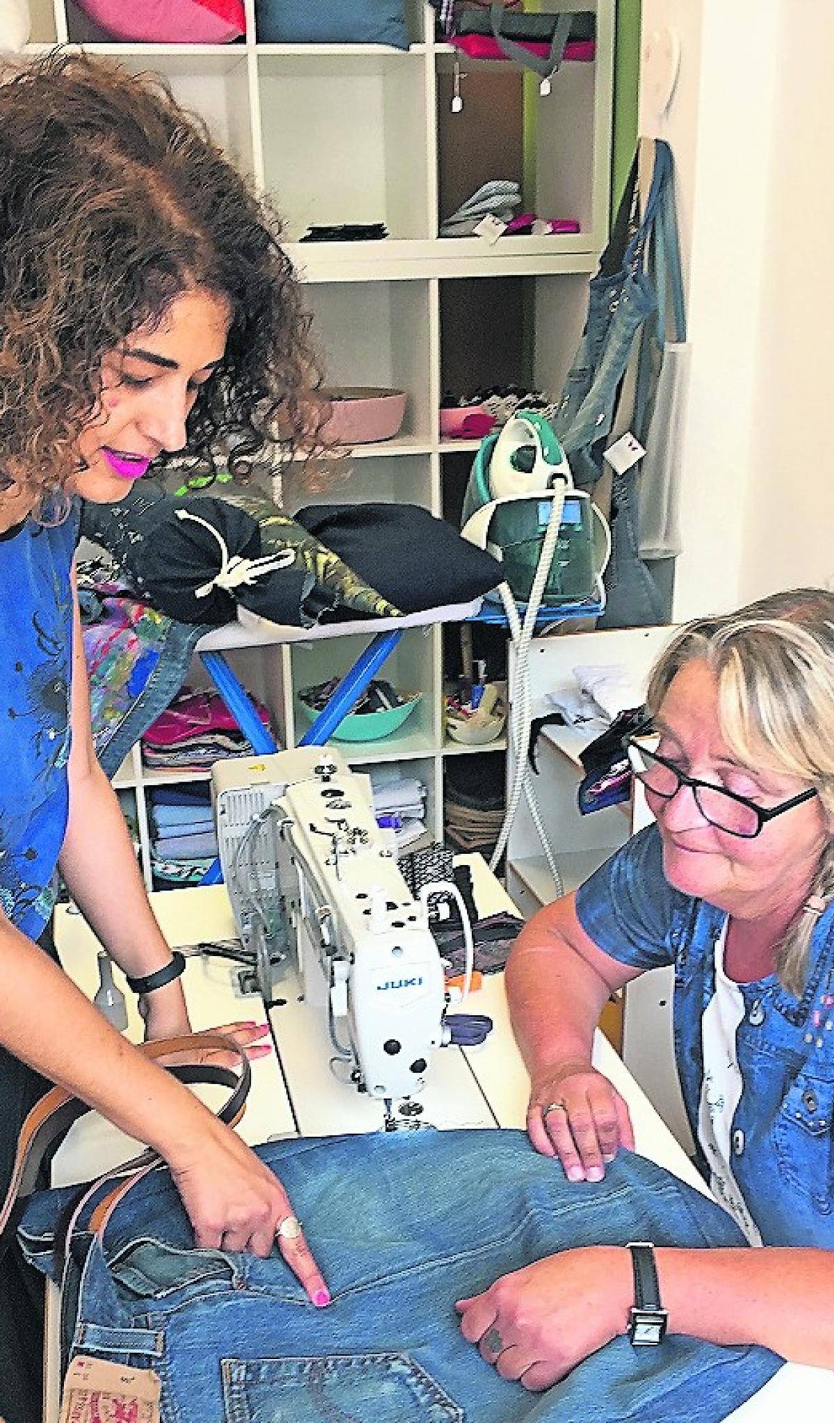  Machen aus einer ausgemusterten Levi’s-Jeans und zwei Gürteln eine coole Tasche. Designerin Ghazal Schneider (l.) und Karin Götz. 