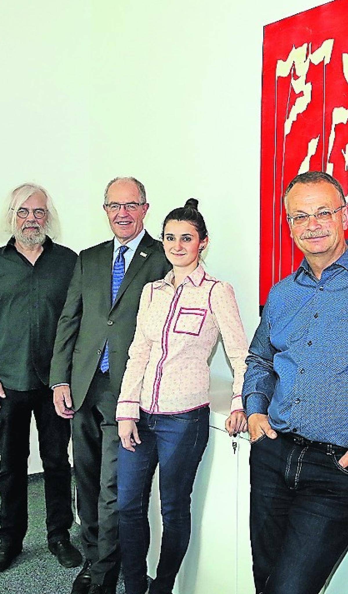  Bei der vierten Auflage der von Oberbürgermeister Hans-Wilhelm Reiners (2. v.l.) ins Leben gerufenen Ausstellungsreihe „Kunst im Rathaus“ stellen Karl-Heinz Heming, Julia Kujat und Wolfgang Speen (v.l.) ein Jahr lang ihre Kunstwerke im Rathaus Abtei aus. 