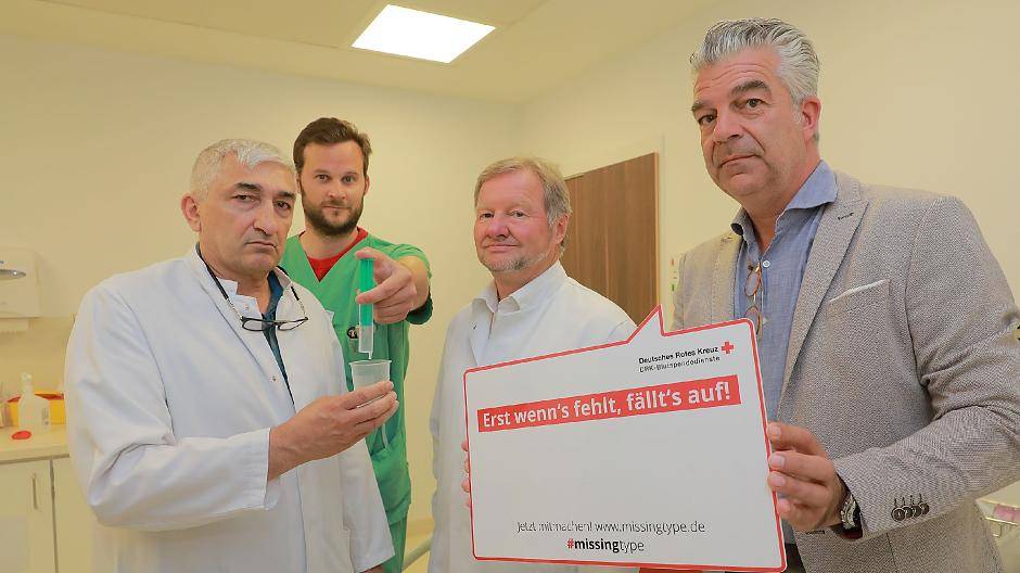  Wollen die Bevölkerung für das Thema Blutspenden sensibilisieren (v.l.): Yüksel Aydogan (Oberarzt Transfusionswesen), Dr. Tim Lange (Oberarzt Anästhesie), Dr. Harald Lehnen (ärztlicher Direktor) und Stephan Küpper (DRK-Blutspendedienst West). 