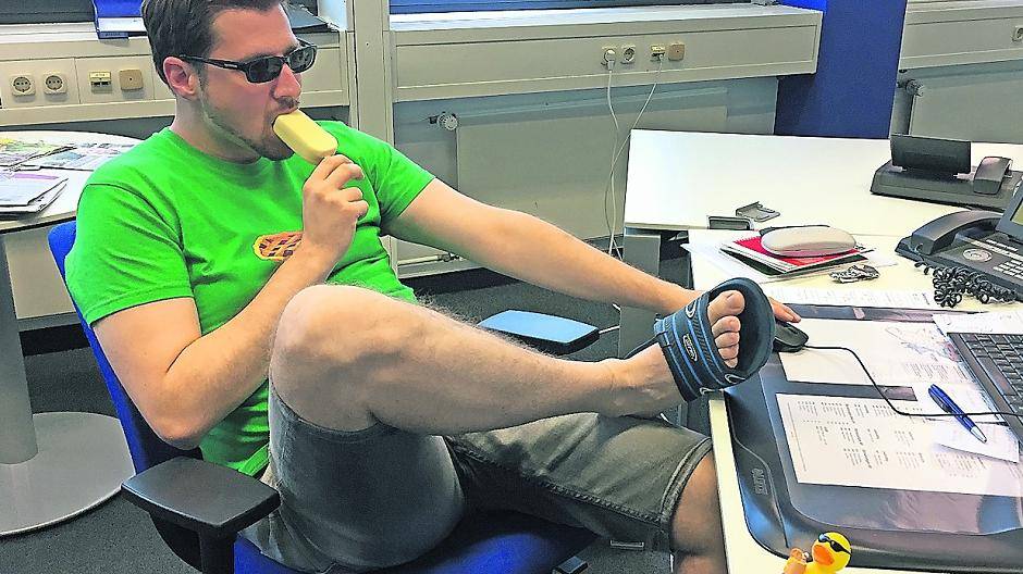  Ein bisschen leger darf’s sein bei der Hitze — aber Büro ist nicht gleich Urlaub. 