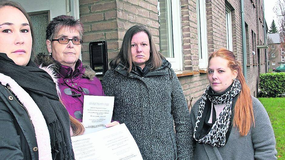 Sie betrachten das Verhalten der LEG als Schikane: (v.l.) Melani Ljaskevic, Jutta Königs, Susanne Hoppe und Kim Kurbalia am Hensenweg in Waldhausen.