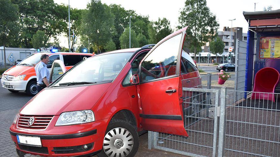  Erst am Zaun kam das Auto zum Stehen. 