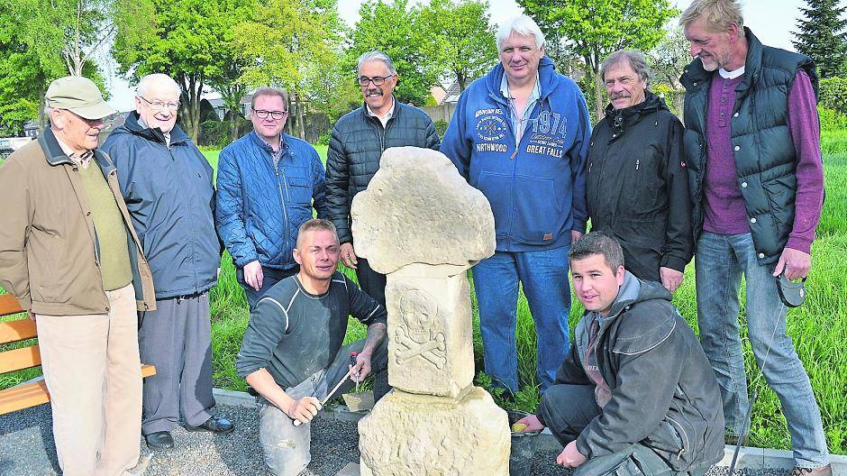 Das Sühnekreuz hat seinen Platz gefunden: Links hinter dem Kreuz Bezirksvorsteher Arno Oellers, rechts neben ihm Achim Vieten, der neue Vorsitzende der Geschichtsfreunde