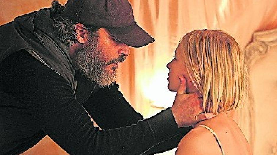 Joe (Joaquin Phoenix) findet Nina (Ekaterina Samsonov).