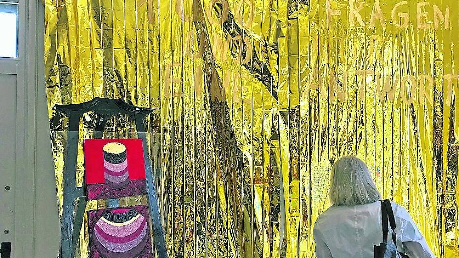 „1000 Fragen und nur eine Antwort“ — die goldene Wand zählt zum Themenblock „Glaube“ in Horst Schleichers Ausstellung.