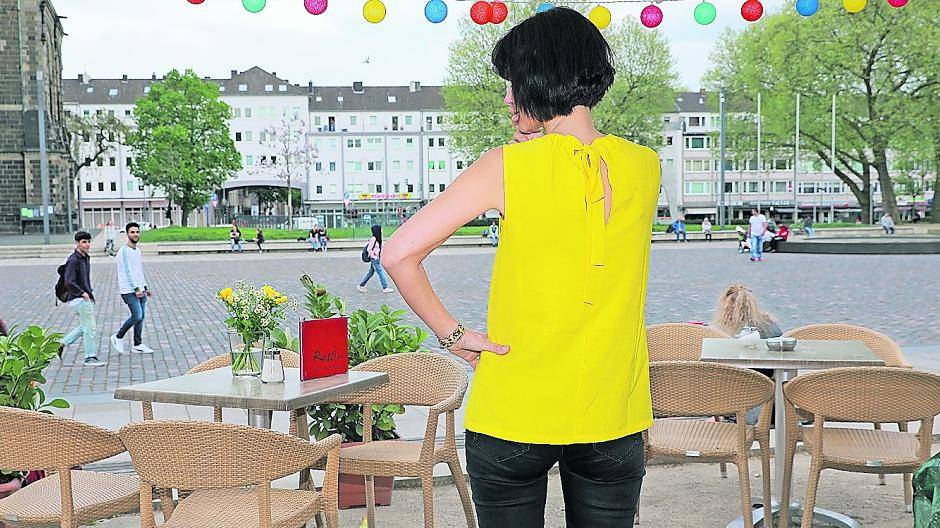 Grün oder trist? Zurzeit hat man vorm „Rossini“ nicht die Wahl. Die Stadt sagt: Beige — und bloß kein Chichi!