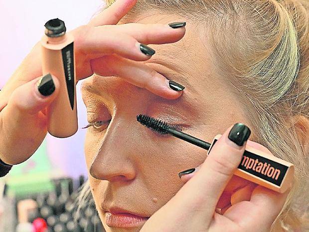  Extra-Tipp-Mitarbeiterin Simone Krakau bekommt von Kimberly Stoffer (unten rechts) das perfekte Make-up verpasst. 