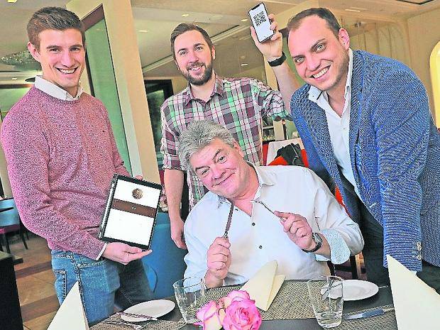  Sie haben Gourmy aus der Taufe gehoben (v.l.): Kevin Bolleßen (Gourmy), Slawa Ditzel, Paul Kalisch Next Levels) und Wolfgang Eickes (Palace St. George,sitzend). 