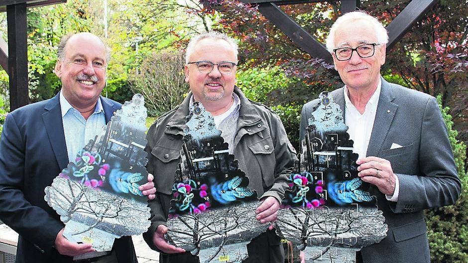 Präsentieren den Lions-Adventskalender (von links): Dr. Wolfgang Nickels, Christof Grass und Peter Hasler.