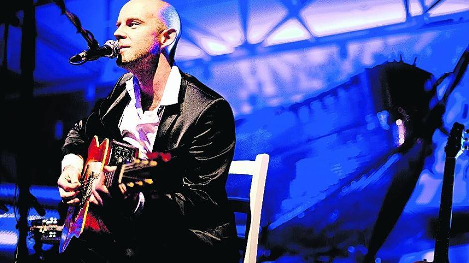 Rob Sure spielt zur Eröffnung des Charity-Dinners im Restaurant Frenzen.