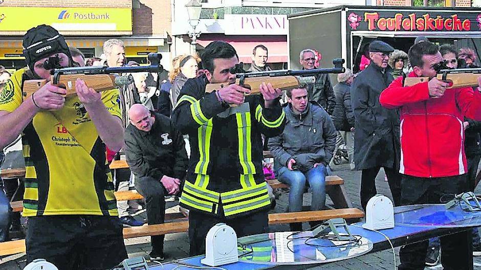 Der „Skilanglauf“ auf dem Thoraxtrainer geht nicht nur in die Beine sondern auch kräftig in die Arme. Foto: max