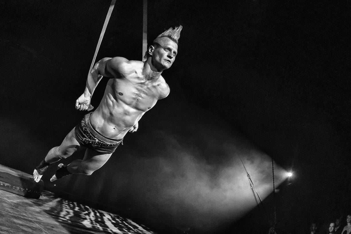  Der Weißrusse Viktar Shainoha fasziniert und schockiert mit seiner extrovertierten Erscheinung. An den Strapaten kreiert er mit seinem exzellenten artistischen Können waghalsige Figuren in der Luft und schießt pfeilschnell zurück auf den Boden. 