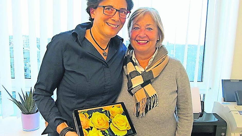  Sie bereiten das Projekt „Gelbe Rosen für die Damen“ vor: Daniela Dienst (Vizepräsidentin Zonta I, l.) und Traute Dornieden (Zonta II). 