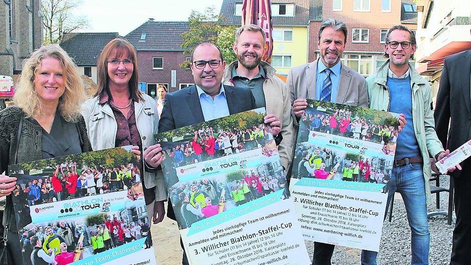  Die Mitglieder des Werberingvorstands sowie Julia Timmer vom Kunst.Punkt.Willich (links) sowie Frank Tichelkamp von der Brauerei Königshof (3.v.r.) hoffen auf gutes Wetter am Sonntag. 