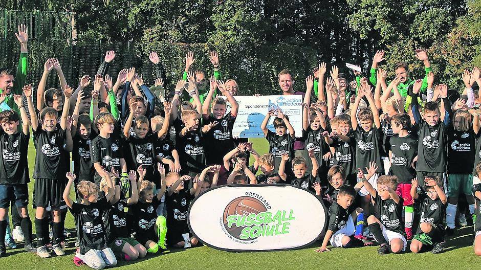  ehr als 60 fußballbegeisterte Kids haben auf der Anlage von Viktoria Anrath am Fußball-Ferien-Camp der Fußballschule Grenzland teilgenommen. 