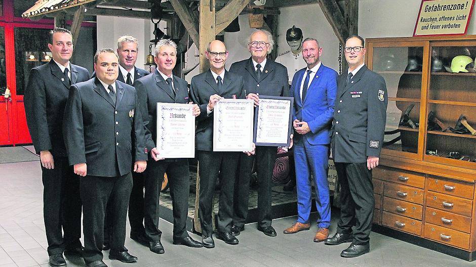 Löschzug Schiefbahn ehrt Jubilare