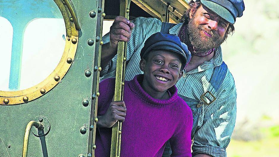  Jim Knopf (Solomon Gordon) und Lukas der Lokomotivführer (Henning Baum) machen sich mit Lokomotive Emma auf den Weg, um allerhand verrückte Abenteuer zu bestehen. 