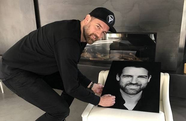  Christoph Metzelder bei der Signierung des Bildes für die Charity-Versteigerung. 