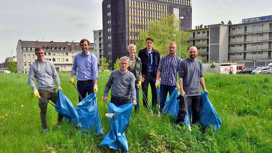  Dr. Hanns Menzel (2.v.l.), Eugen Viehof (3.v.l.) und Auszubildende (4.v.l.) Jenny Triantafillidis bei der Aktion hinter dem Haus Westland.  
