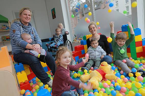  Carina Köbernick (li.) leitet den niilo.club am Compesmühlenweg, eine private Kindertagespflege-Einrichtung. 