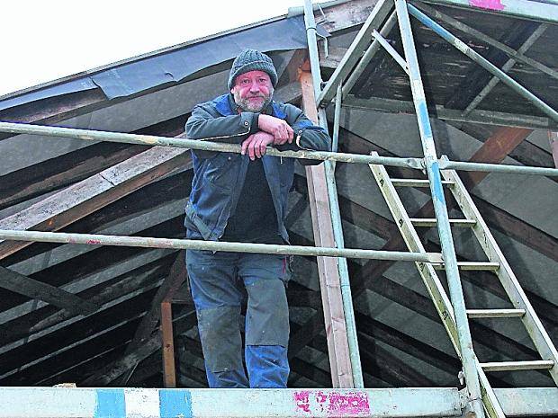Verzweifelt: Mischa Ciric steht auf seiner stillgelegten Baustelle an der Hardter Landstraße 200.