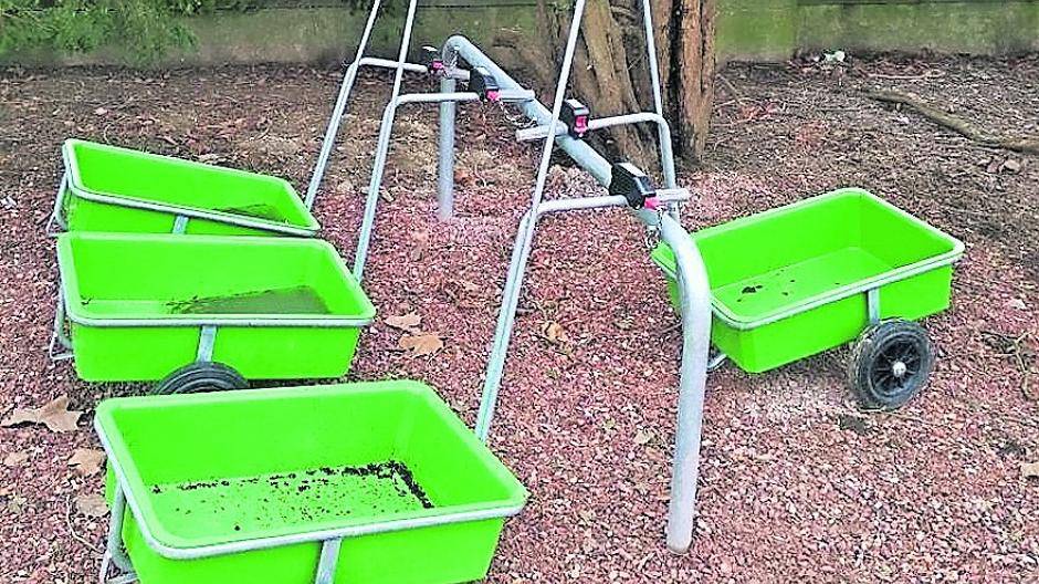  Am Willicher Friedhof an der Hülsdonkstraße stehen nun Schubkarren bereit. 