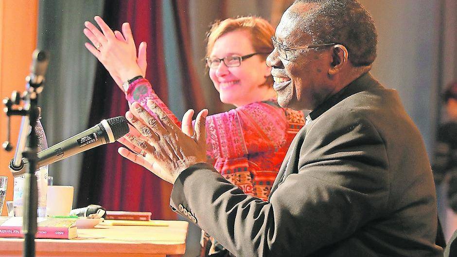  Schön gesungen haben die Schüler — vor allem aber haben sie sich ganz toll engagiert: Erzbischof Simon Ntamwana aus Burundi und Buchautorin Angela Krumpen applaudieren. 