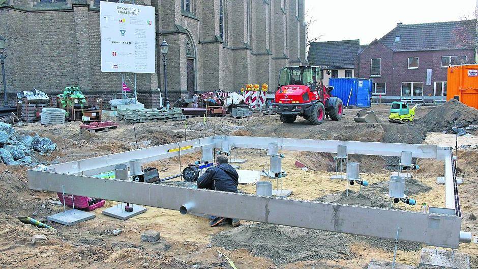 Aktuell wird der gesamte Unterbau für das Wasserspiel auf dem Markt eingebaut.