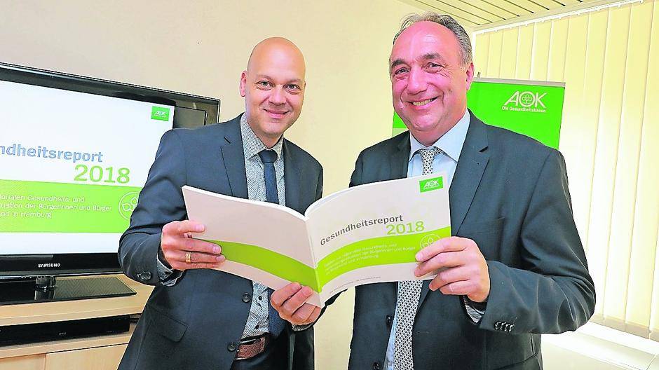 Heinz Frohn (r.) , AOK-Generaldirektor, und Heiko Jansen (Geschäftsstellenleiter) haben nun den Gesundheitsreport 2018 vorgestellt und dabei speziell die Zahlen für Mönchengladbach beleuchtet.  
